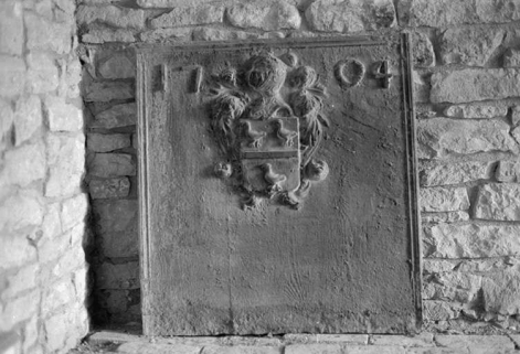 Intérieur : la plaque de cheminée. © Région Bourgogne-Franche-Comté, Inventaire du patrimoine Intérieur : la plaque de cheminée. © Région Bourgogne-Franche-Comté, Inventaire du patrimoine