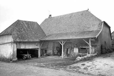 Façade postérieure et face latérale droite. © Région Bourgogne-Franche-Comté, Inventaire du patrimoine Façade postérieure et face latérale droite. © Région Bourgogne-Franche-Comté, Inventaire du patrimoine