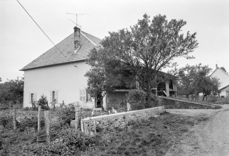 Ferme située rue du Grand Courtil : vue de trois quarts gauche. © Région Bourgogne-Franche-Comté, Inventaire du patrimoine