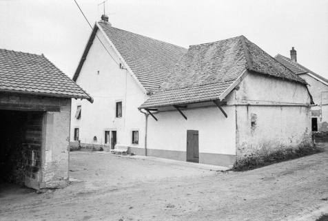 Façade antérieure vue de trois quarts droit. © Région Bourgogne-Franche-Comté, Inventaire du patrimoine