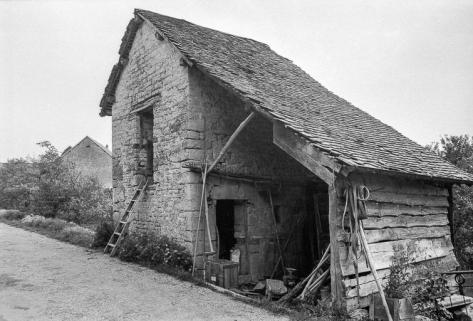 Toit à porc (soue) vue de trois quarts droit. © Région Bourgogne-Franche-Comté, Inventaire du patrimoine Toit à porc (soue) vue de trois quarts droit. © Région Bourgogne-Franche-Comté, Inventaire du patrimoine