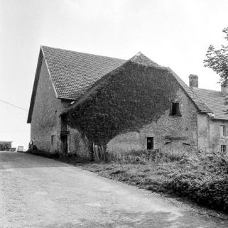 Ferme située rue de la Fontaine : façade antérieure. La façade postérieure donne sur la place de l'Eglise. © Région Bourgogne-Franche-Comté, Inventaire du patrimoine