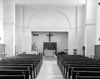 Intérieur : la nef et le choeur vus depuis l'entrée. © Région Bourgogne-Franche-Comté, Inventaire du patrimoine