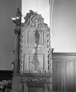 Détail : décor sur le piédroit de l'arc triomphal. © Région Bourgogne-Franche-Comté, Inventaire du patrimoine