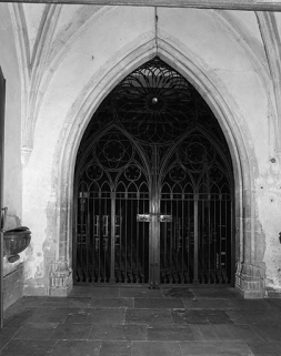 Intérieur : vue d'ensemble de la grille fermant la nef. © Région Bourgogne-Franche-Comté, Inventaire du patrimoine