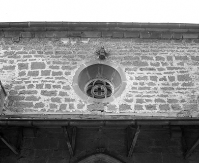 Face latérale gauche : angelot et occulus au-dessus de la porte. © Région Bourgogne-Franche-Comté, Inventaire du patrimoine