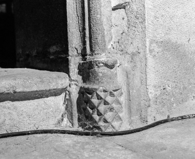 Intérieur : nef, détail de la base de la colonnette à droite de l'escalier conduisant à la tour-clocher. © Région Bourgogne-Franche-Comté, Inventaire du patrimoine