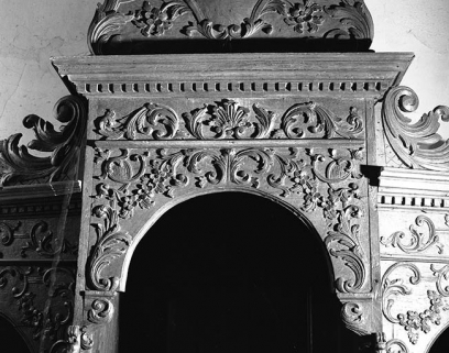 Détail : couronnement de la loge centrale. © Région Bourgogne-Franche-Comté, Inventaire du patrimoine