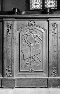 Devant de stalles : les Tables de la Loi. © Région Bourgogne-Franche-Comté, Inventaire du patrimoine