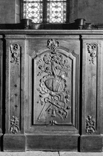 Devant de stalles : Papauté. © Région Bourgogne-Franche-Comté, Inventaire du patrimoine