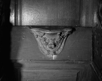 Miséricorde : guirlande de fleurs. © Région Bourgogne-Franche-Comté, Inventaire du patrimoine