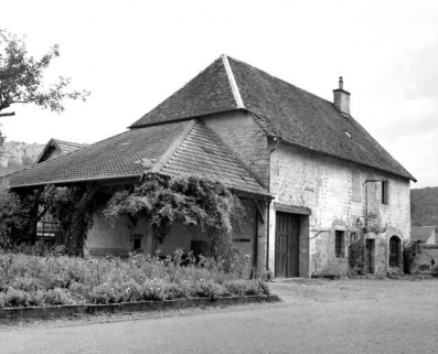 L'ancienne hôtellerie et le préau vus de trois quart gauche. © Région Bourgogne-Franche-Comté, Inventaire du patrimoine