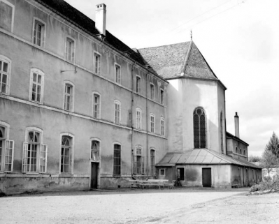 Façade postérieure du couvent, le chevet et le passage conduisant au choeur des religieuses. © Région Bourgogne-Franche-Comté, Inventaire du patrimoine
