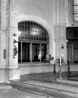 Intérieur : baie du choeur des religieuses donnant dans le choeur liturgique. © Région Bourgogne-Franche-Comté, Inventaire du patrimoine
