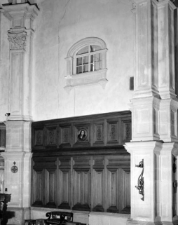 Intérieur : baie de l'infirmerie donnant dans le choeur liturgique. © Région Bourgogne-Franche-Comté, Inventaire du patrimoine