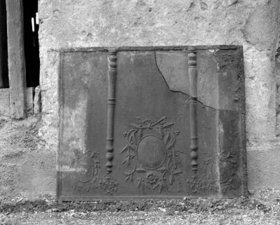 L'ancienne plaque de cheminée de la cuisine ou du réfectoire. © Région Bourgogne-Franche-Comté, Inventaire du patrimoine