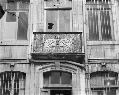Logis en fond de cour : détail du balcon en ferronnerie, vue éloignée. © Région Bourgogne-Franche-Comté, Inventaire du Patrimoine