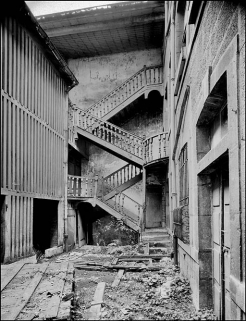Vue éloignée du bûcher et de l'escalier détruits situés dans la deuxième cour. © Région Bourgogne-Franche-Comté, Inventaire du Patrimoine