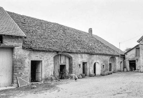 Ferme cadastrée 1951 E1 56-58 : façade sur la cour intérieure. © Région Bourgogne-Franche-Comté, Inventaire du patrimoine