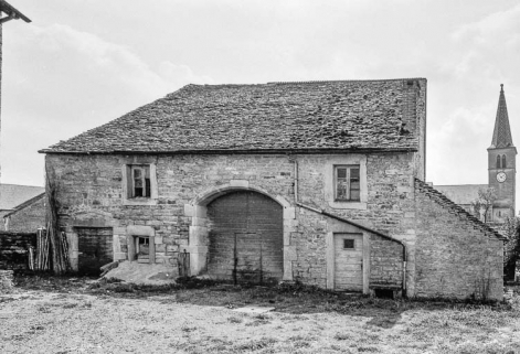 Ferme cadastrée 1951 E1 228-231 : façade sur cour avec l'église en arrière-plan. © Région Bourgogne-Franche-Comté, Inventaire du patrimoine