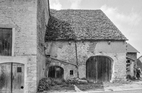 Ferme cadastrée 1951 E1 79 (droite) : façade sur rue. © Région Bourgogne-Franche-Comté, Inventaire du patrimoine