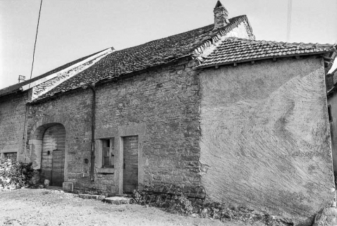Ferme cadastrée D2 282 : façade antérieure vue de trois quarts droit. © Région Bourgogne-Franche-Comté, Inventaire du patrimoine
