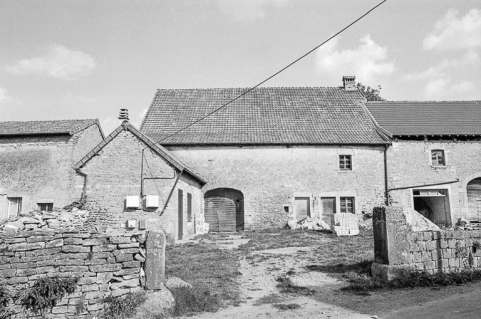 Ferme cadastrée B3 272 : façade antérieure et mur d'enclos. © Région Bourgogne-Franche-Comté, Inventaire du patrimoine