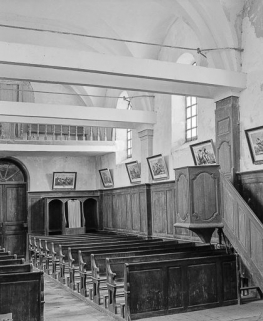 Intérieur : nef, chaire à prêcher et mur latéral gauche. © Région Bourgogne-Franche-Comté, Inventaire du patrimoine