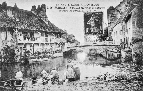 LA HAUTE-SAONE PITTORESQUE. 2156. MARNAY - Vieilles Maisonsà galeries au bord de l'Ognon © Région Bourgogne-Franche-Comté, Inventaire du patrimoine