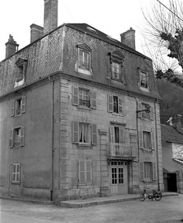 Façade antérieure et face latérale gauche. © Région Bourgogne-Franche-Comté, Inventaire du patrimoine