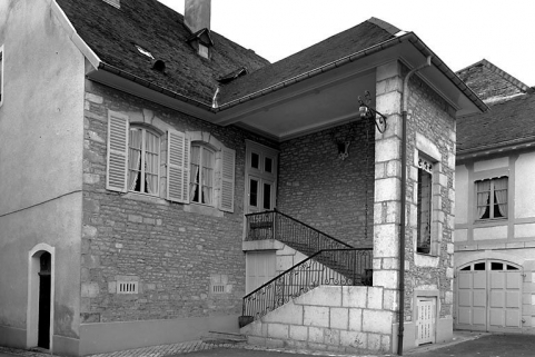 Façade postérieure, vue de trois quarts droit. © Région Bourgogne-Franche-Comté, Inventaire du patrimoine