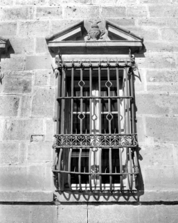 Façade antérieure, détail : une baie du rez-de-chaussée. © Région Bourgogne-Franche-Comté, Inventaire du patrimoine