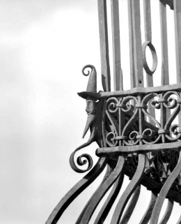 Façade antérieure, détail de la baie d'angle du rez-de-chaussée. © Région Bourgogne-Franche-Comté, Inventaire du patrimoine