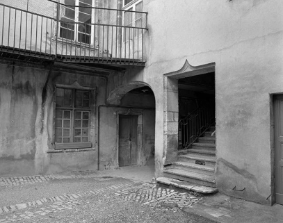 Façade postérieure, passage couvert et entrée de l'escalier. © Région Bourgogne-Franche-Comté, Inventaire du patrimoine