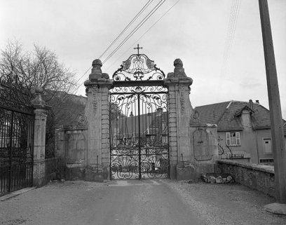 Portail principal fermé du côté cour. © Région Bourgogne-Franche-Comté, Inventaire du patrimoine