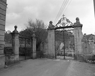 Portail principal fermé du côté cour, vu de trois quarts gauche. © Région Bourgogne-Franche-Comté, Inventaire du patrimoine