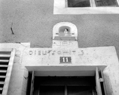 Maison située 11 rue du Moulin : inscription sur le linteau de la porte piétonne. © Région Bourgogne-Franche-Comté, Inventaire du patrimoine