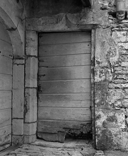 Façade sur cour : porte piétonne. © Région Bourgogne-Franche-Comté, Inventaire du patrimoine