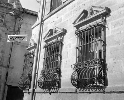 Façade antérieure, détail : baies du rez-de-chaussée, vue de trois quarts droit. © Région Bourgogne-Franche-Comté, Inventaire du patrimoine