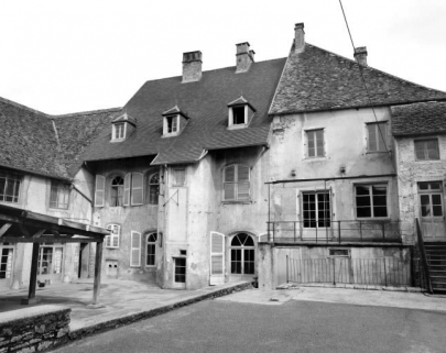 Façade postérieure, vue plus éloignée de trois quarts droit. © Région Bourgogne-Franche-Comté, Inventaire du patrimoine