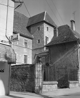 Façade antérieure : vue de trois quarts gauche. © Région Bourgogne-Franche-Comté, Inventaire du patrimoine Façade antérieure : vue de trois quarts gauche. © Région Bourgogne-Franche-Comté, Inventaire du patrimoine