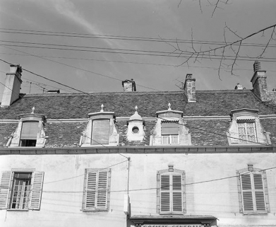 Maison (AE 48) 61 à 63 rue Pierre-Vernier : détail des baies de l'étage de comble. © Région Bourgogne-Franche-Comté, Inventaire du patrimoine