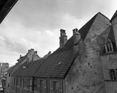 Façade antérieure, détail : cheminées. © Région Bourgogne-Franche-Comté, Inventaire du patrimoine