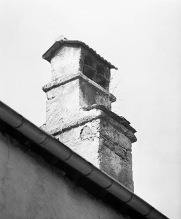 Façade sur cour, détail : cheminée vue en contre-plongée. © Région Bourgogne-Franche-Comté, Inventaire du patrimoine