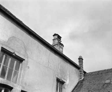 Façade sur cour, détail : cheminée. © Région Bourgogne-Franche-Comté, Inventaire du patrimoine