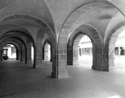 Les anciennes halles, vue de trois quarts. © Région Bourgogne-Franche-Comté, Inventaire du patrimoine Les anciennes halles, vue de trois quarts. © Région Bourgogne-Franche-Comté, Inventaire du patrimoine
