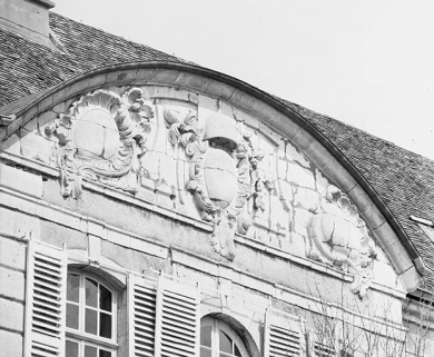 Façade antérieure : le fronton. © Région Bourgogne-Franche-Comté, Inventaire du patrimoine