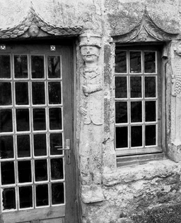Détail de la porte du côté cour : le piédroit droit. © Région Bourgogne-Franche-Comté, Inventaire du patrimoine