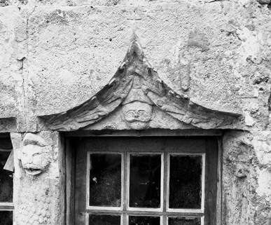 Détail du linteau de la baie gauche du rez-de-chaussée, côté cour. © Région Bourgogne-Franche-Comté, Inventaire du patrimoine