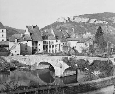 Vue de trois quarts depuis la rive gauche. © Région Bourgogne-Franche-Comté, Inventaire du patrimoine
